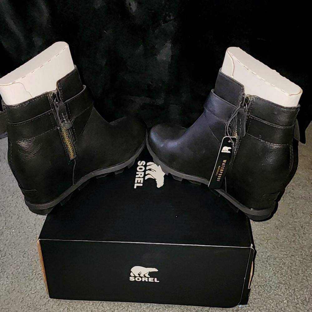 NEW SOREL BOOTS - Picture 3 of 6